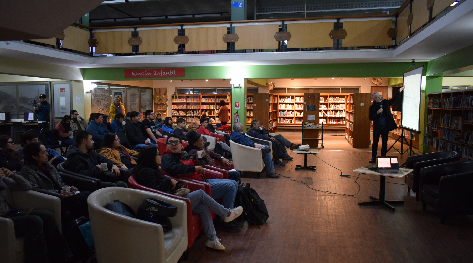 Inundaciones y cambio climático: comunidad penquista dialogó sobre causas y soluciones en Café Científico
