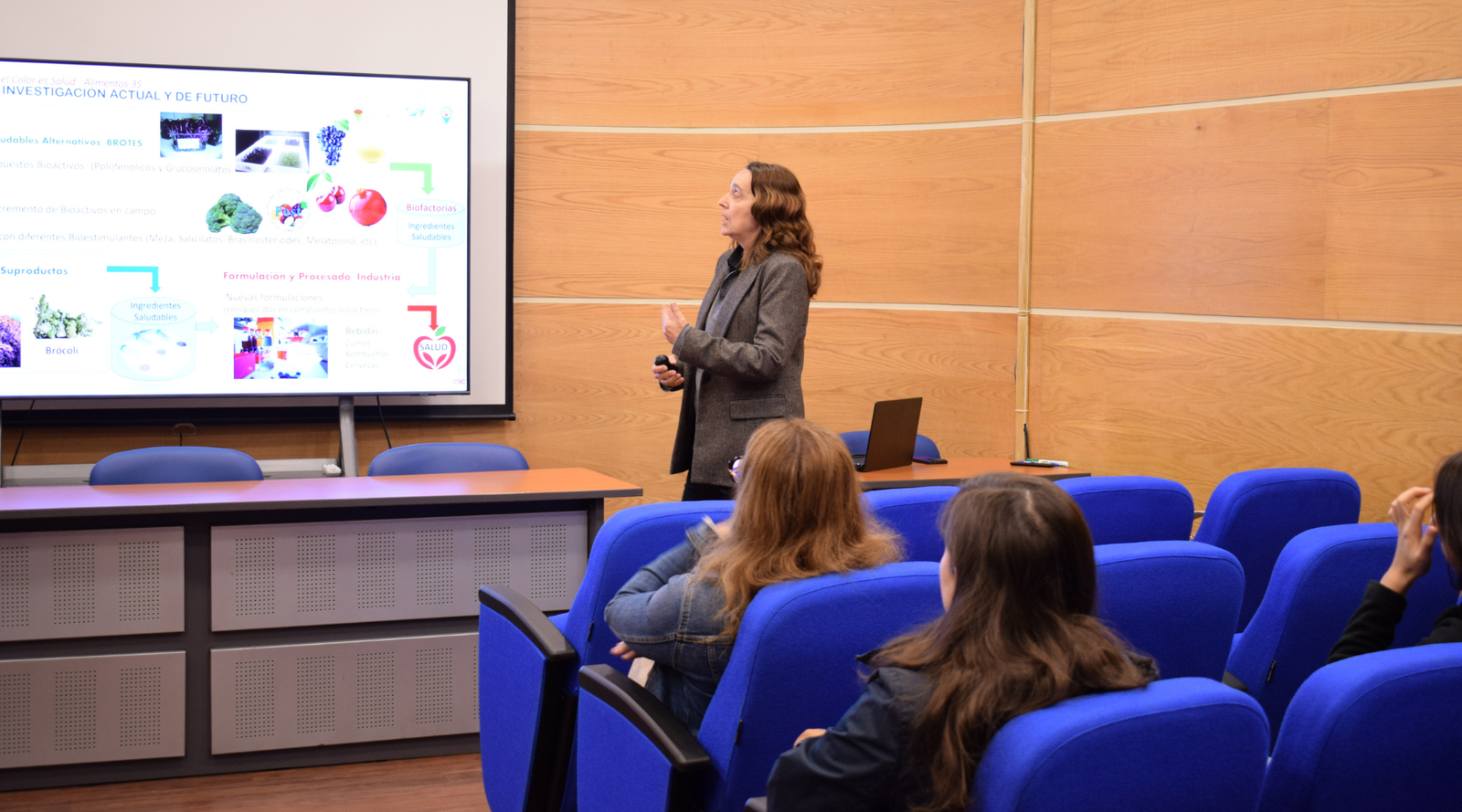 El color como indicador de salud: CB-UdeC inaugura su ciclo de charlas con enfoque en alimentos bioactivos