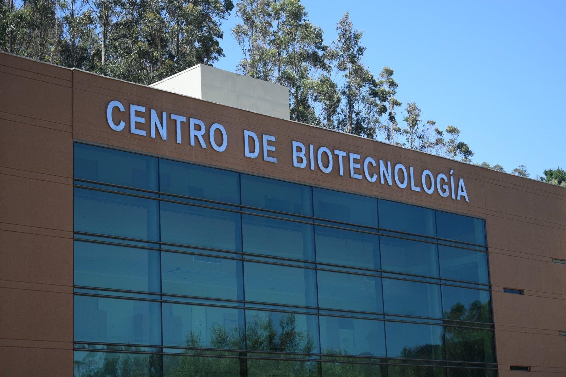 Pinacoteca y Centro de Biotecnología firmaron acuerdo para colaborar en restauración de obras