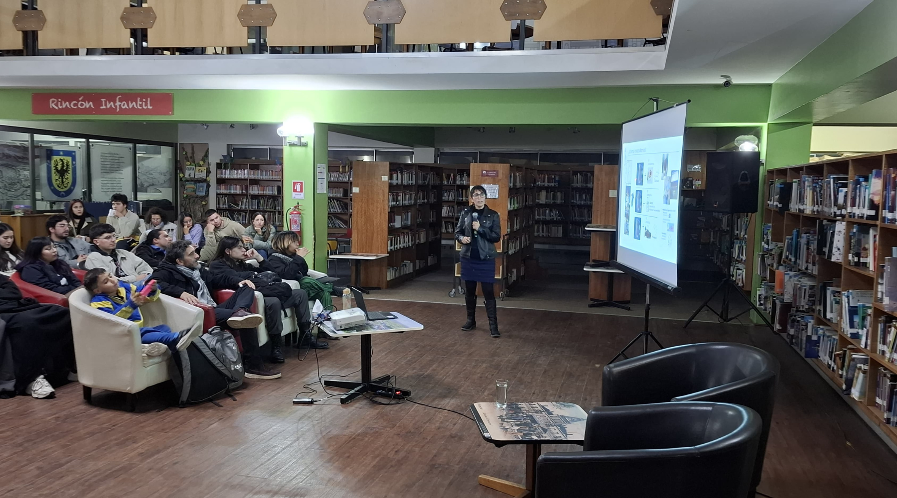 Café Científico de mayo celebró el mes del mar con una charla acerca de la salmonicultura