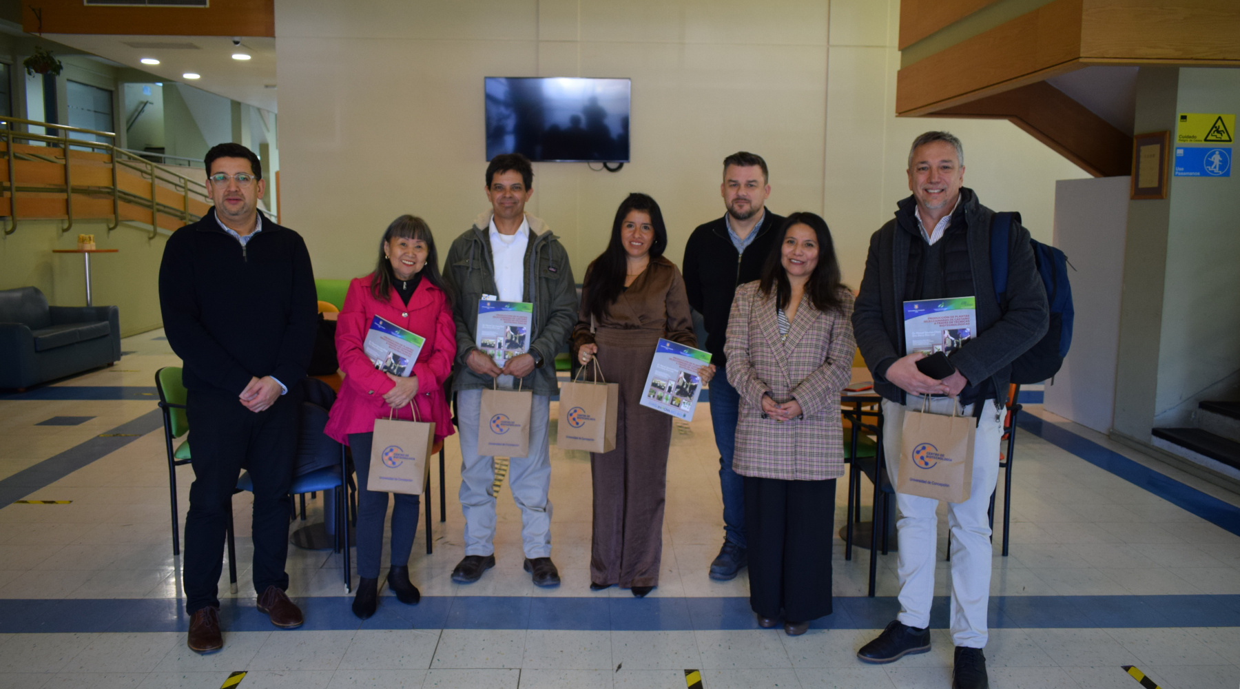 Delegación científica peruana visita el Centro de Biotecnología UdeC para impulsar alianzas en investigación agroforestal