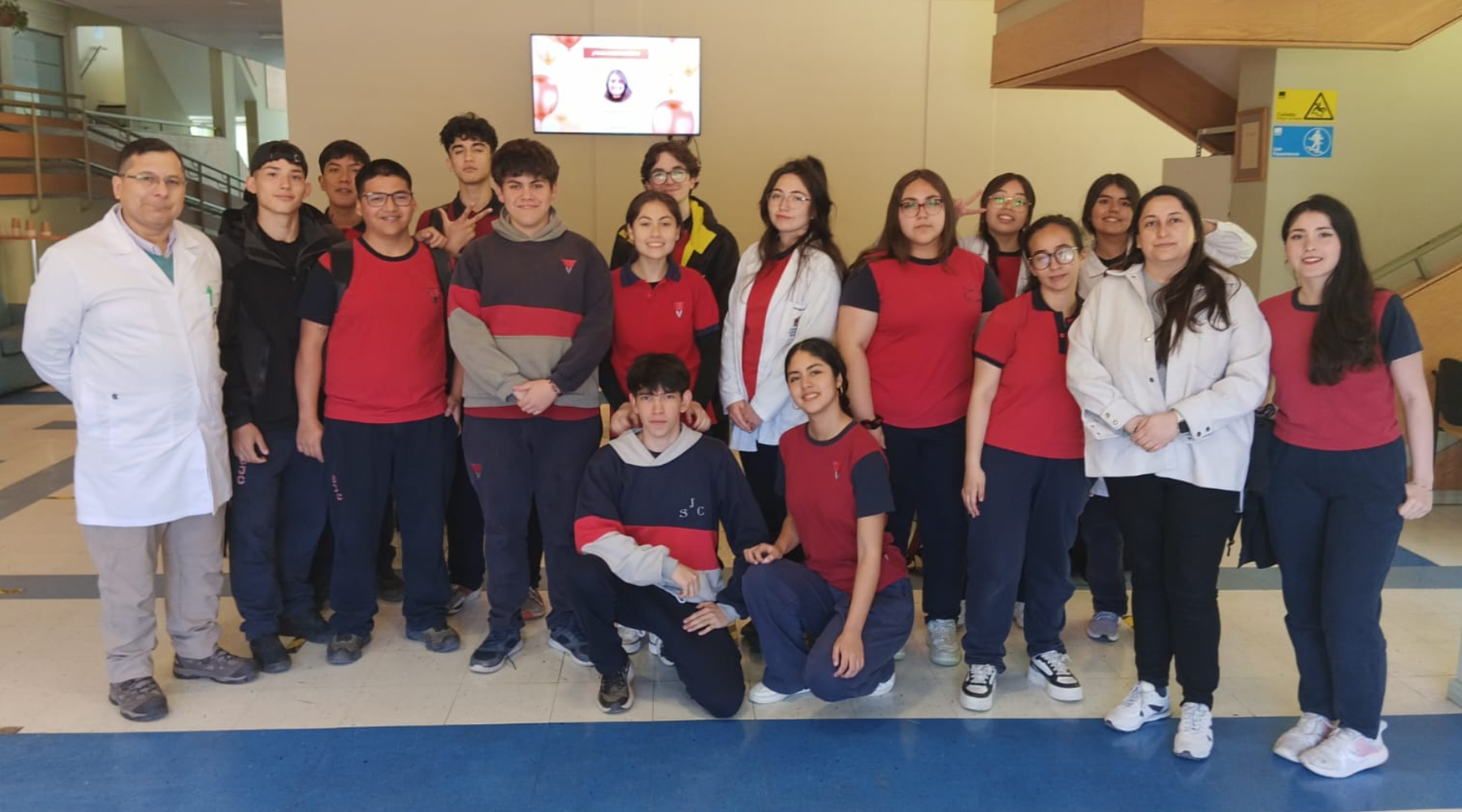 Estudiantes de Santa Juana exploran la ciencia aplicada en laboratorios del Centro de Biotecnología UdeC