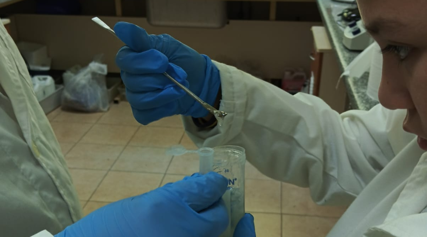 Estudiantes de Colico Sur visitan el Centro de Biotecnología UdeC y conocen de cerca el trabajo en los laboratorios