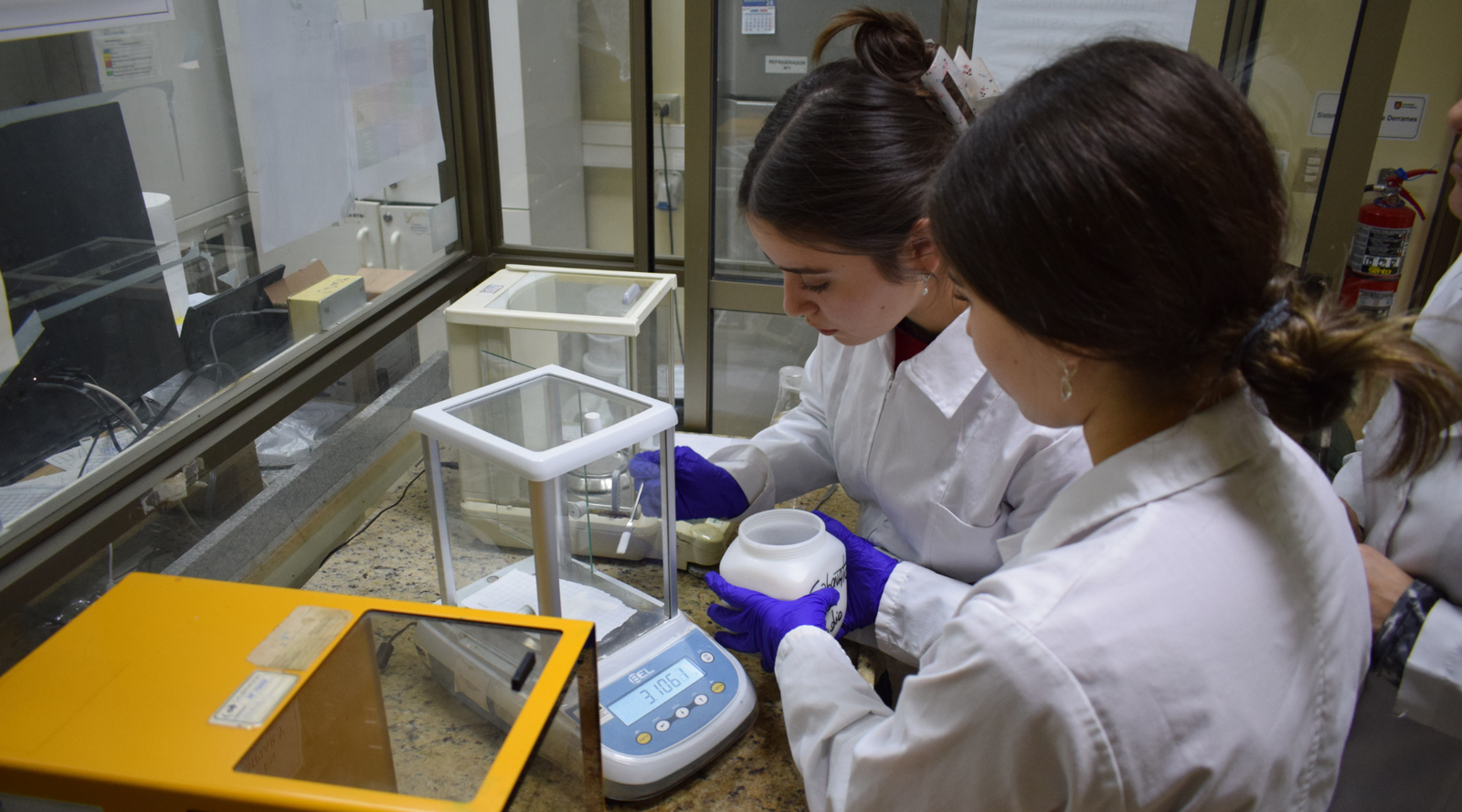 Estudiantes del Colegio Almondale Lomas desarrollan pasantía científica en el Centro de Biotecnología UdeC para avanzar en proyecto científico sobre biomateriales